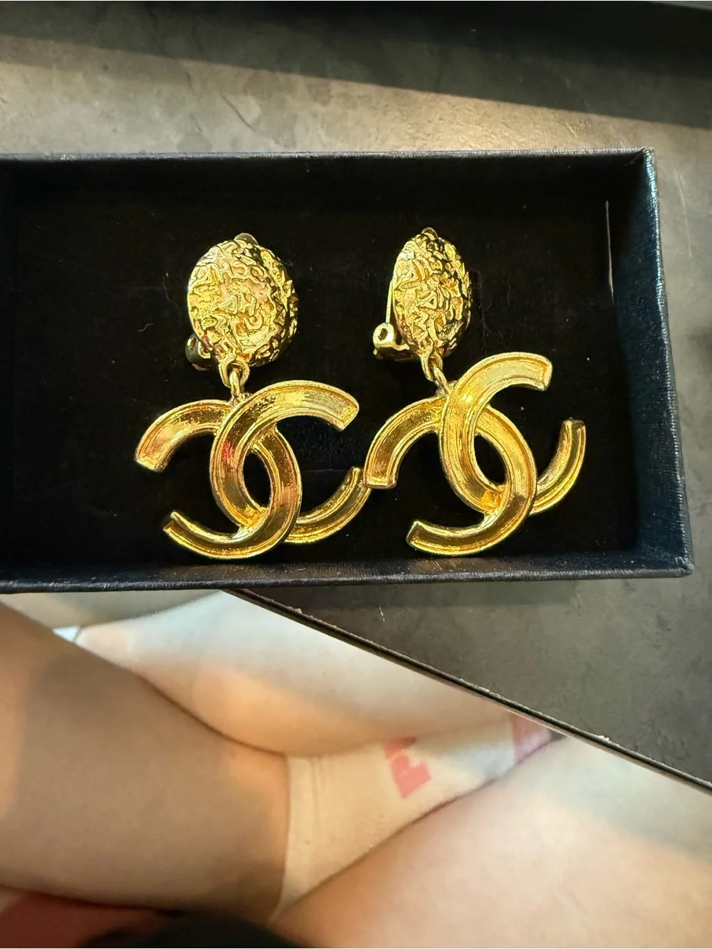 CHANEL vintage 1995 Gold Interlocking CC Clip Earrings